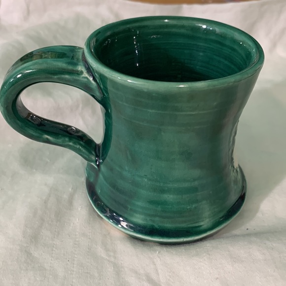Handmade ceramic green mug with eagle on side - Picture 4 of 6